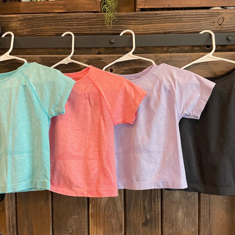 4 athletic waist-length tees
